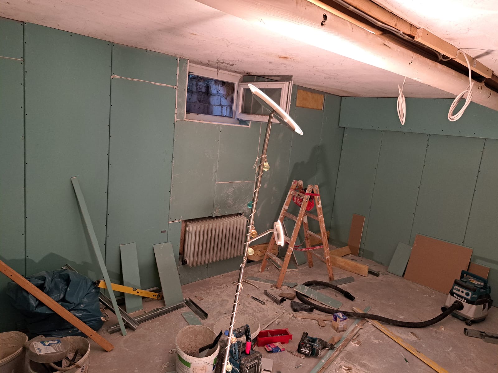 Kellersanierung: von „uneben“ zu perfekt glatt