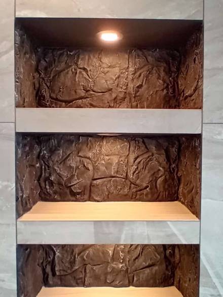Eine wunderschöne Wand mit Natursteinimitat Elementen mit indirekter Beleuchtung